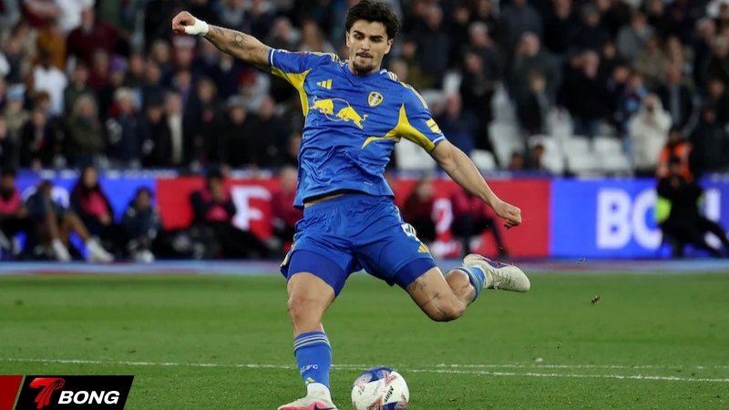 Pascal Struijk thực hiện cú sút mạnh mẽ đưa leeds vào bán kết